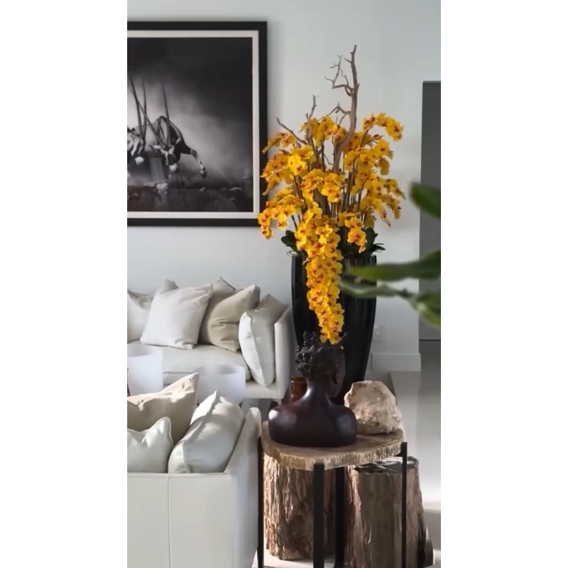 Vaso San Jose em preto brilhante com orquídeas amarelas em cascata