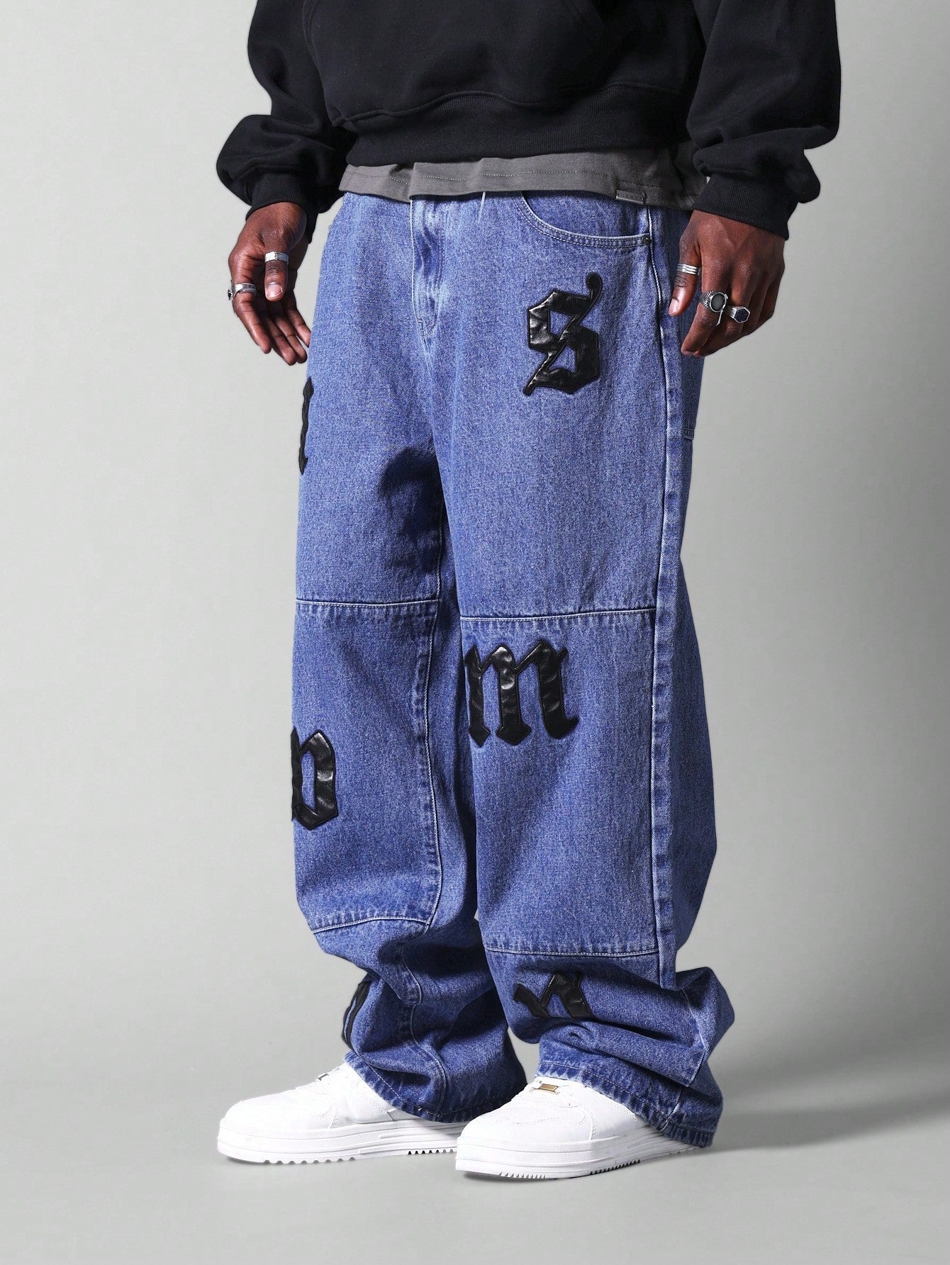 Calça Jeans Folgada Com Distintivos
